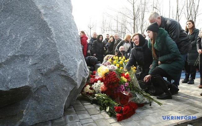 Памятник жертвам сбитого иранскими военными самолета МАУ открыли в Борисполе 02