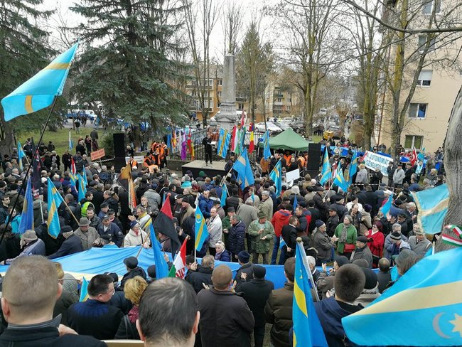 Несколько тысяч этнических венгров вышли на митинг за автономию в Румынии 03