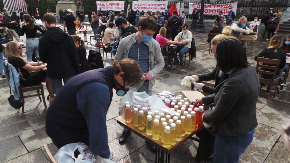 Ресторанний протест під Офісом Зеленського - Банкову заставили столиками з їжею 10