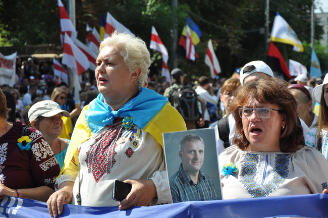 Марш защитников Украины прошел в центре Киева 12