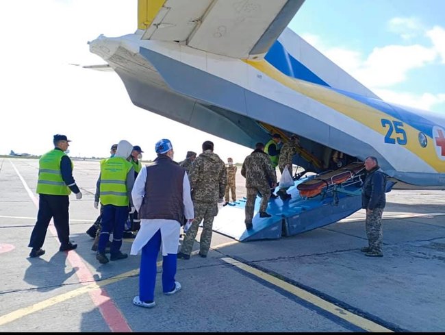 12 поранених воїнів евакуйовано літаком із Дніпра в Одесу, 4 у важкому стані, - волонтер Танцюра 01