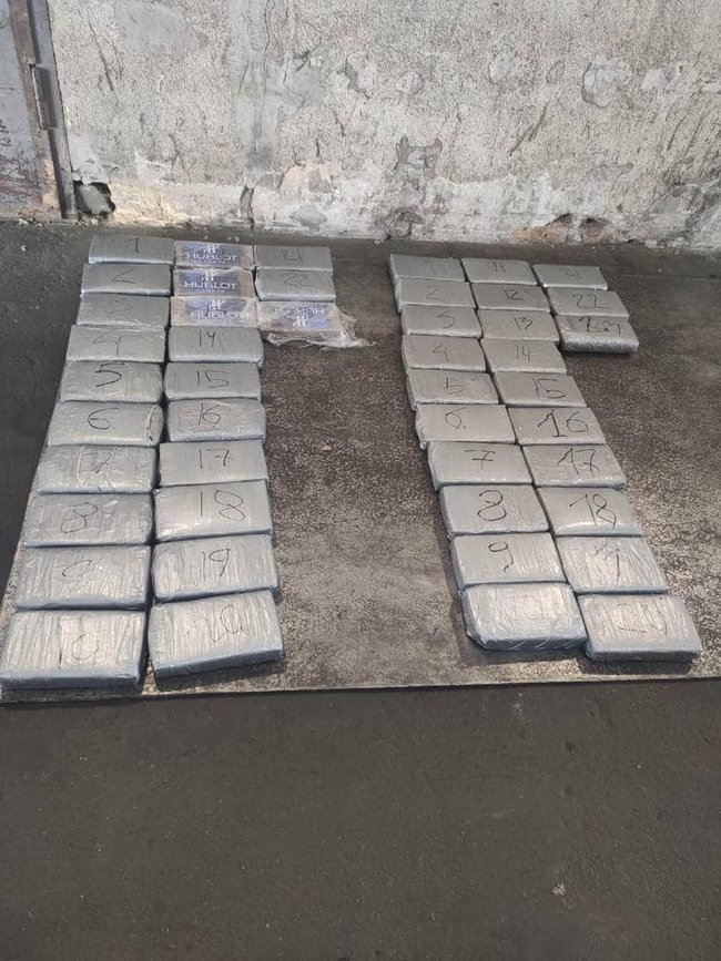 Одесские таможенники обнаружили 57 кг кокаина в контейнере с бананами из Латинской Америки 02