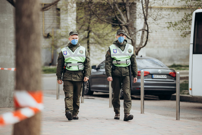 Нацгвардия охраняет общежитие в Вишневом, где зафиксирована вспышка COVID-19 03