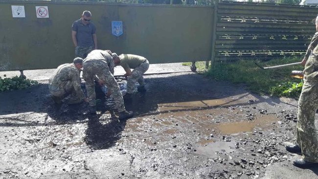 Военные в Луцке перед визитом Зеленского вычерпывали воду из луж 03