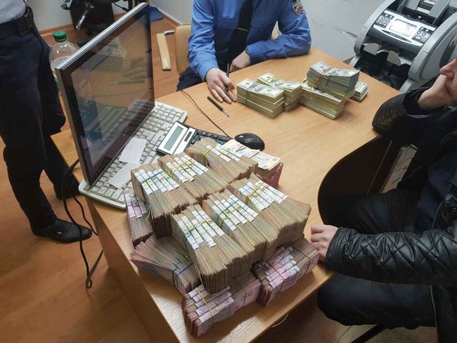 Податкова міліція викрила масштабну схему нелегального обміну валют на Західній Україні 02