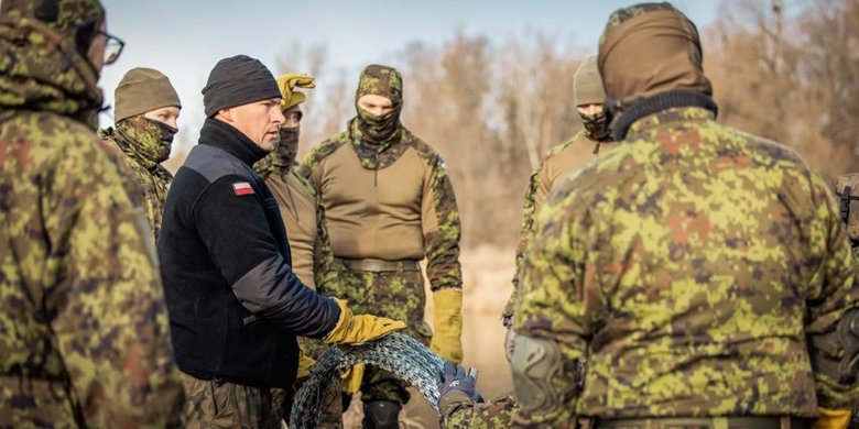 Естонські солдати прибули на кордон Польщі та Білорусі для допомоги польським прикордонникам 01