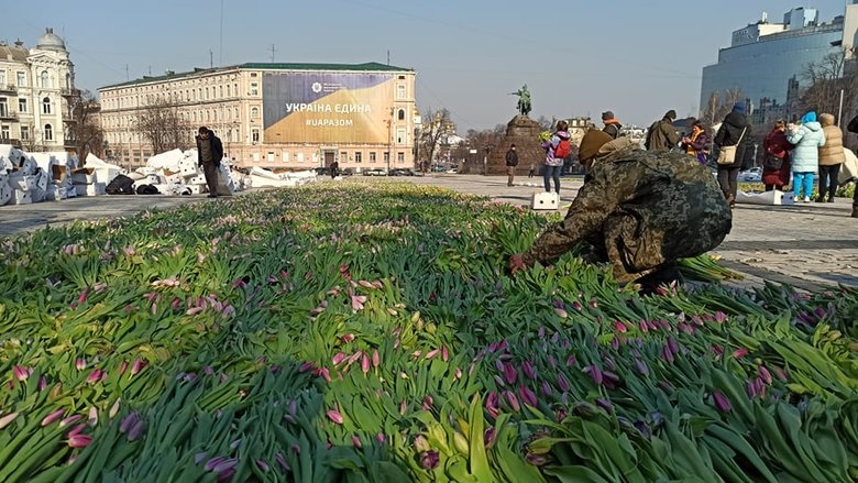 На Софійській площі в Києві виклали герб України з 1,5 млн квітів на честь жінок, які допомагають фронту 02