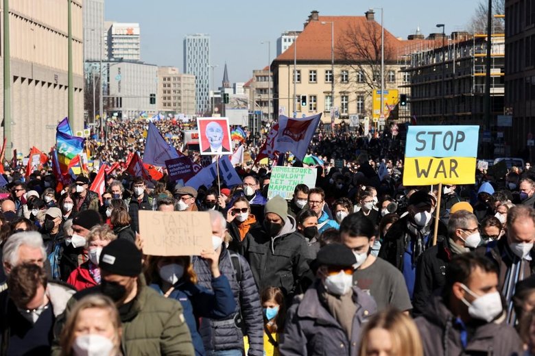 Масові мітинги проти війни в Україні прокотилися Європою. У Берліні вийшло щонайменше 20 тисяч людей 03
