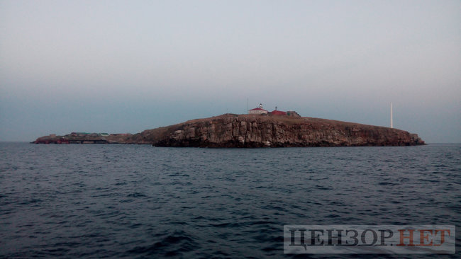 Древний маяк, горы мидий и самое чистое в Украине море: жизнь острова Змеиного 01