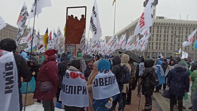 Вова, пора на стадіон! і Не заганяйте бізнес в тінь!: у Києві відбувається протестна хода ФОПів 13