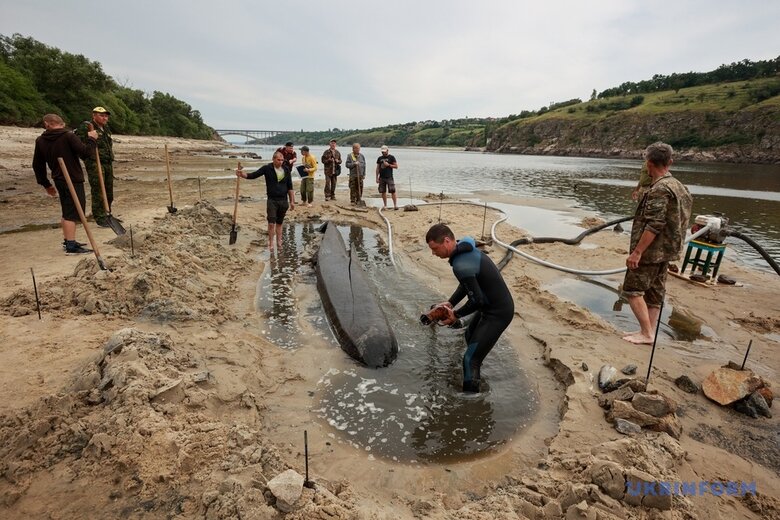 В обмілілій зоні Дніпра на Запоріжжі знайшли човен, якому близько тисячі років 06