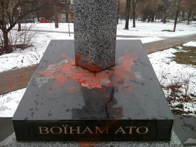 Вандалы обрисовали краской памятник воинам АТО на Борщаговке в Киеве 03