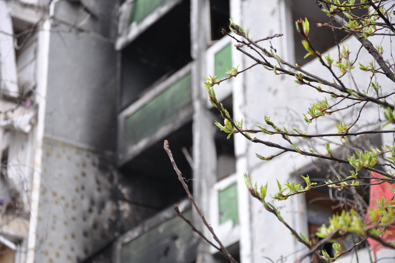 Несколькометровые воронки и разрушенные дома: последствия обстрела Чернигова российскими оккупантами 41