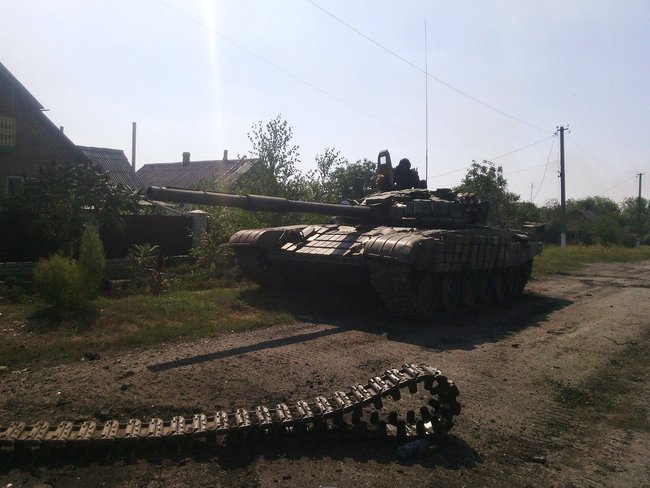 Украинские воины в 2014 году достали из болота брошенный террористами танк: его путь удалось проследить от самой России 07
