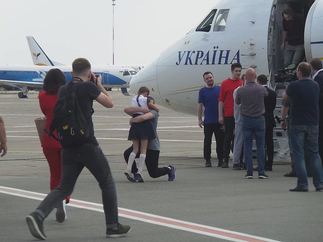 Освобожденные украинцы прилетели в Киев 11