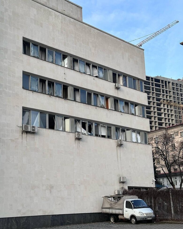 Росіяни обстріляли готель у Києві. Пошкоджено Палац Україна 02