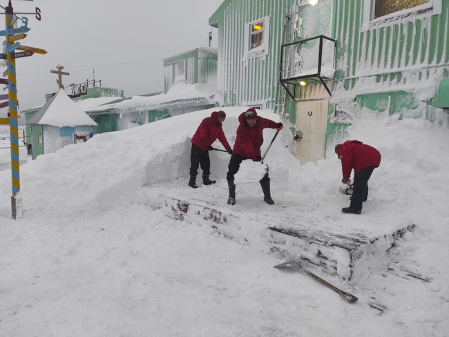 В Антарктиду пришла зима: украинских полярников заметает снегом 01