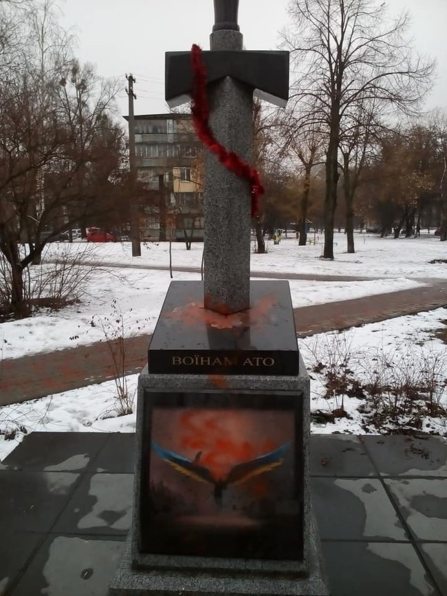 Вандалы обрисовали краской памятник воинам АТО на Борщаговке в Киеве 01