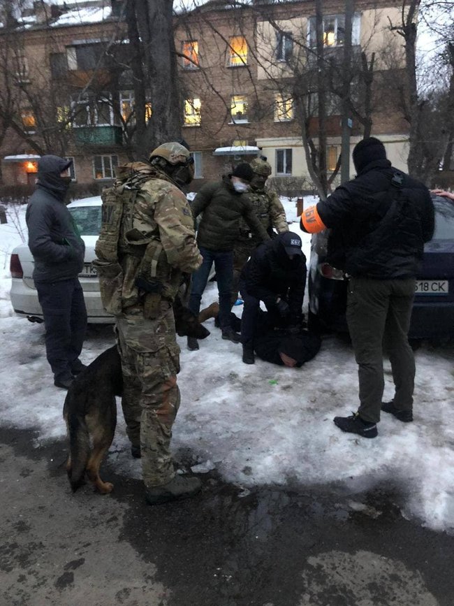 У задержанного торговца оружием при обысках изъяли автомат, два пистолета-пулемета, гранаты и 4000 патронов, - прокуратура Киева 06