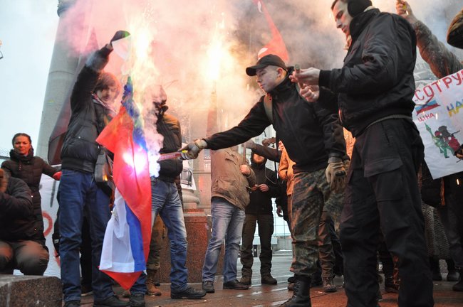 Акция Смерть России!: Националисты забросали камнями здание Россотрудничества и двух банков в Киеве 10