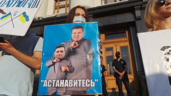 Под Офисом Зеленского в Киеве проходит акция протеста против условий прекращения огня на Донбассе 18