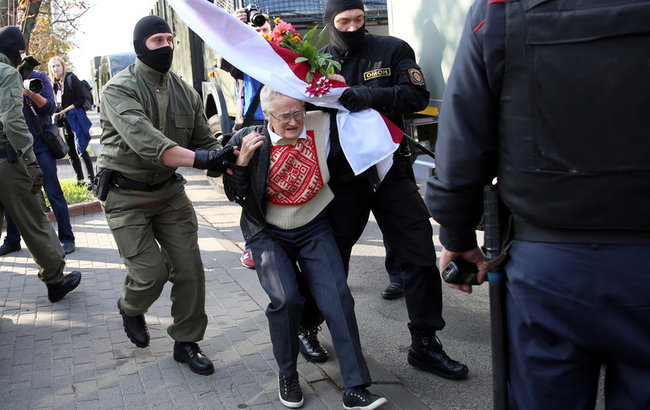 Лукашенко распорядился больше не задерживать пенсионерку с флагом Багинскую 04