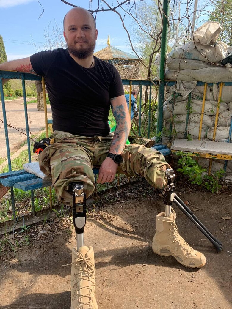 Український воїн Віталій на позивний Техас, втратив на війні ноги, але повернувся до свого підрозділу та став аеророзвідником 02