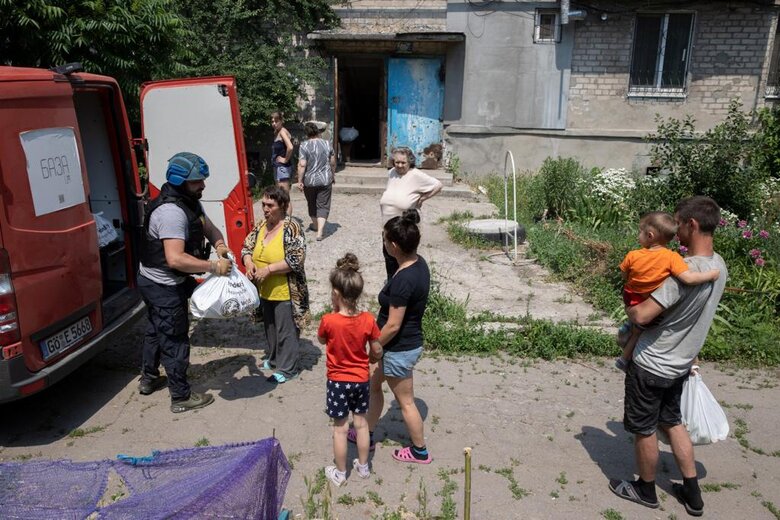 Фонд Добра та Любові продовжує евакуацію людей та допомагає подолати гуманітарну катастрофу в Лисичанську 13