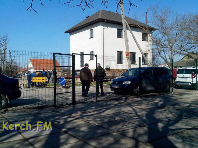 Внимание! На входе работает блокпост: оккупанты обнесли забором больницу в Керчи и поставили металлоискатели 01