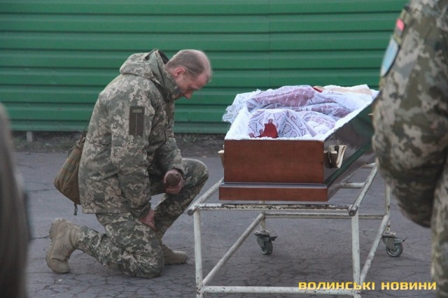 Побратими попрощалися із загиблим українським воїном Миколою Сорочуком у Маріуполі 03