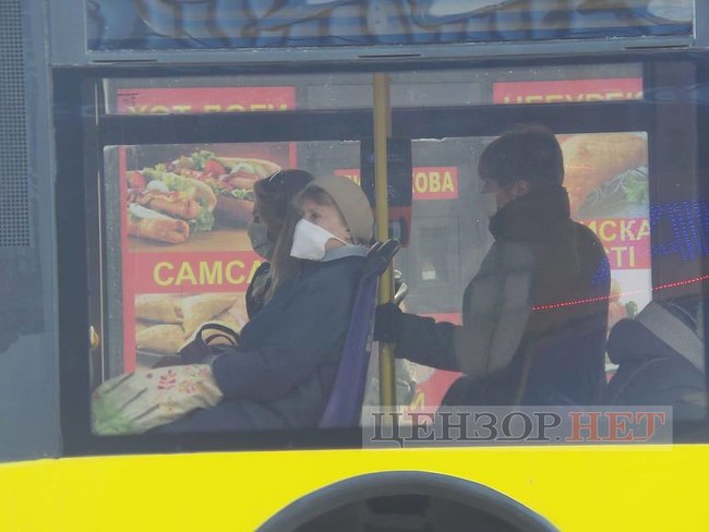 Переполненные маршрутки, штурмующие автобус пассажиры и люди без масок: общественный транспорт Киева в условиях карантина 21