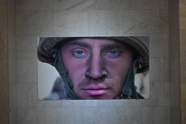 Виставка фотографій добровольця Володимира Миронюка (Джона), який загинув під Курдюмівкою у вересні 2023 року 15