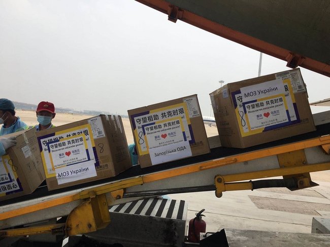Украинский самолет сегодня доставит из Китая 13 тон гумпомощи, в том числе средства медицинской защиты и аппараты ИВЛ, - посольство 04