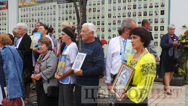 День Памяти павших защитников Украины: в Киеве возле Стены памяти проходят мемориальные мероприятия в память о жертвах Иловайской трагедии 09