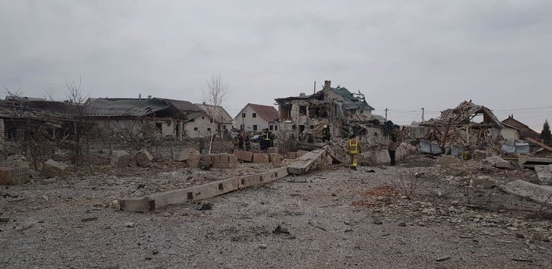 Ракетний удар військ РФ по Житомирщині: загинула одна людина, у Коростені та Овручі зруйновано десятки приватних будинків 08