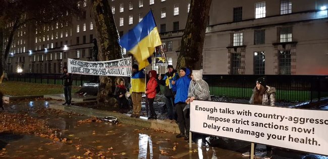 Акцию в поддержку украинских моряков, захваченных в плен Россией, ежедневно проводят в Лондоне 02