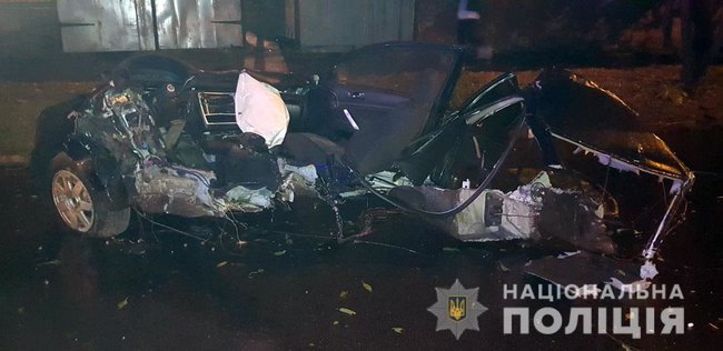 Автомобиль от удара разорвало на части: в Чернигове подросток на машине деда врезался в дерево, четверо погибших 01