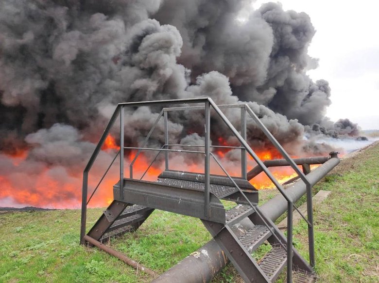 Окупанти поцілили у нафтове підприємство у Лисичанську, здійнялась пожежа на 5 тис. кв.м. Палива там немає, горять залишки нафтошламу, - Гайдай 02