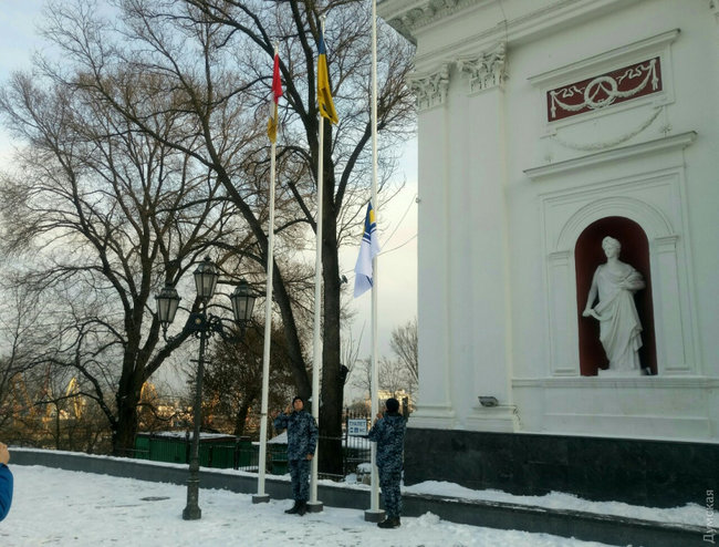 Флаг ВМСУ подняли у мэрии Одессы: его снимут, когда пленные моряки вернутся домой 04