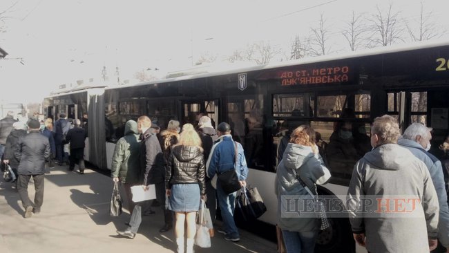 Переполненные маршрутки, штурмующие автобус пассажиры и люди без масок: общественный транспорт Киева в условиях карантина 16