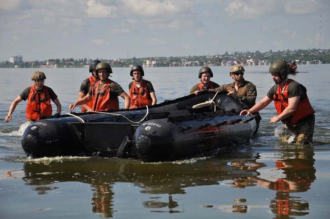 Американские инструкторы провели для украинских морпехов курс по применению маломерных катеров типа Wing 07