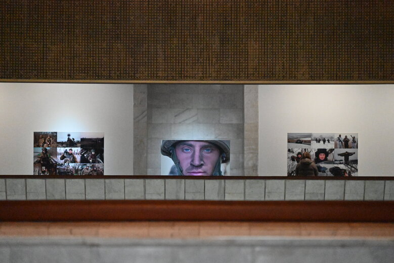 Виставка фотографій добровольця Володимира Миронюка (Джона), який загинув під Курдюмівкою у вересні 2023 року 02