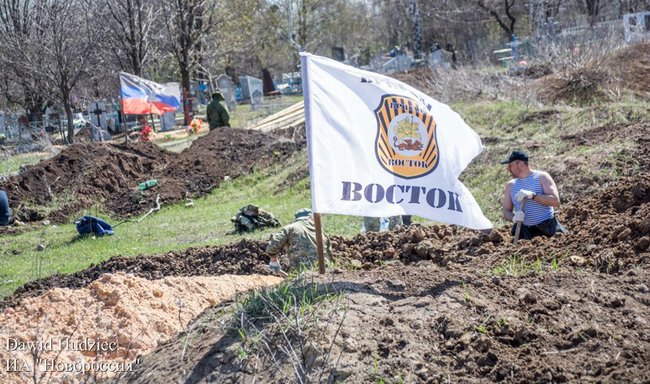 Наемники Ходаковского выкопали укрепрайон на донецком кладбище 03