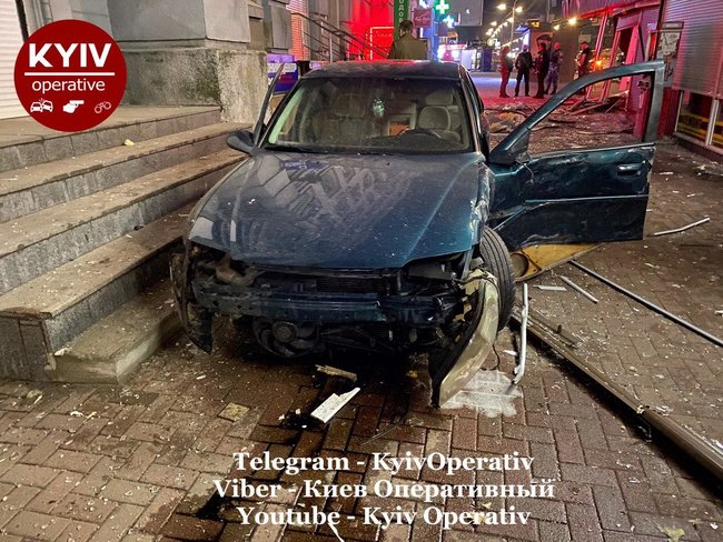 Opel на евробляхах в Киеве протаранил Chevrolet, вылетел на тротуар и снес ряд ларьков: водитель сбежал 02