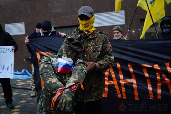 Активисты сожгли чучело российского оккупанта возле консульства РФ в Одессе 02