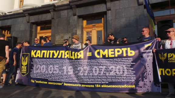 Под Офисом Зеленского в Киеве проходит акция протеста против условий прекращения огня на Донбассе 01
