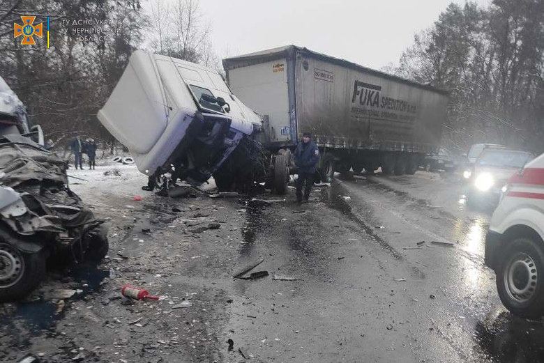 Зіткнення вантажівки та маршрутки на Чернігівщині: 11 осіб загинуло, 8 - травмовано 08