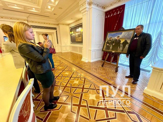 Белорусские силовики подарили Лукашенко картину, на которой он с сыном Николаем нарисованы с автоматами в руках 03