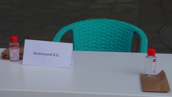 Ресторанний протест під Офісом Зеленського - Банкову заставили столиками з їжею 04