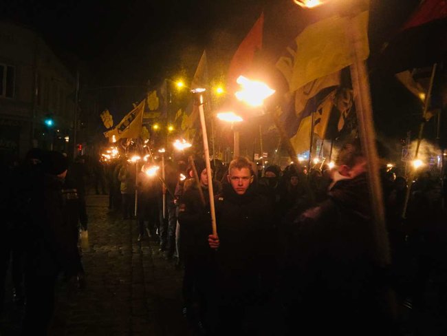 Националисты провели во Львове факельное шествие в годовщину гибели Шухевича 05
